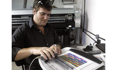 Adriano executa perfil de cor na We Print, de Oliveira (MG)