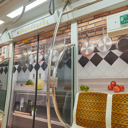 Universidade envelopa vagões do metrô em ação publicitária