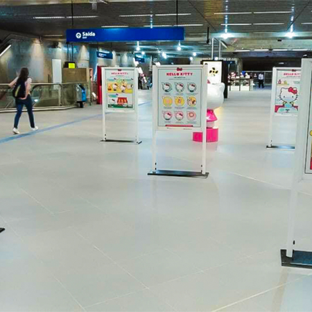 Campanha usa impressão para incentivar o distanciamento social no metrô