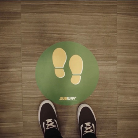 Adesivos e acrílicos fazem parte dos novos protocolos da Subway na América Latina