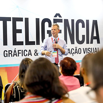 Expositores e visitantes na feira