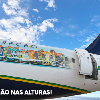 Azul adesiva avião divulgando novo destino turístico