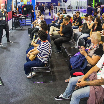 Fábrica de Camisetas mostra novo modelo de negócio na FESPA Digital Printing 2025