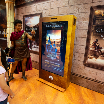 Case: comunicação visual transforma estação de metrô em arena romana 